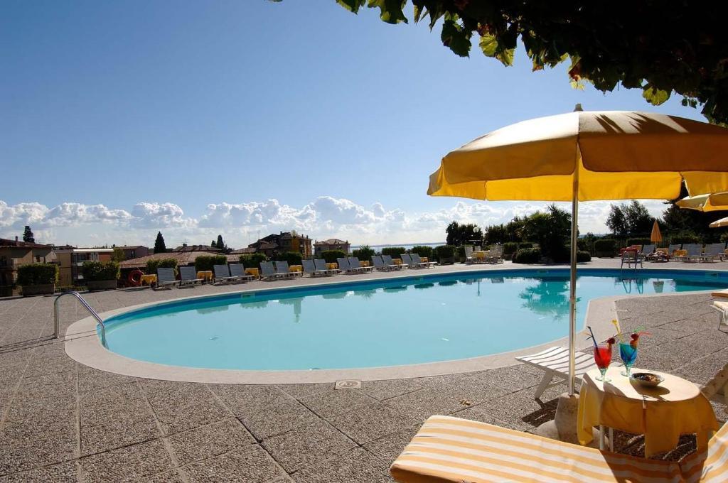 Hotel Garden Bagian luar foto