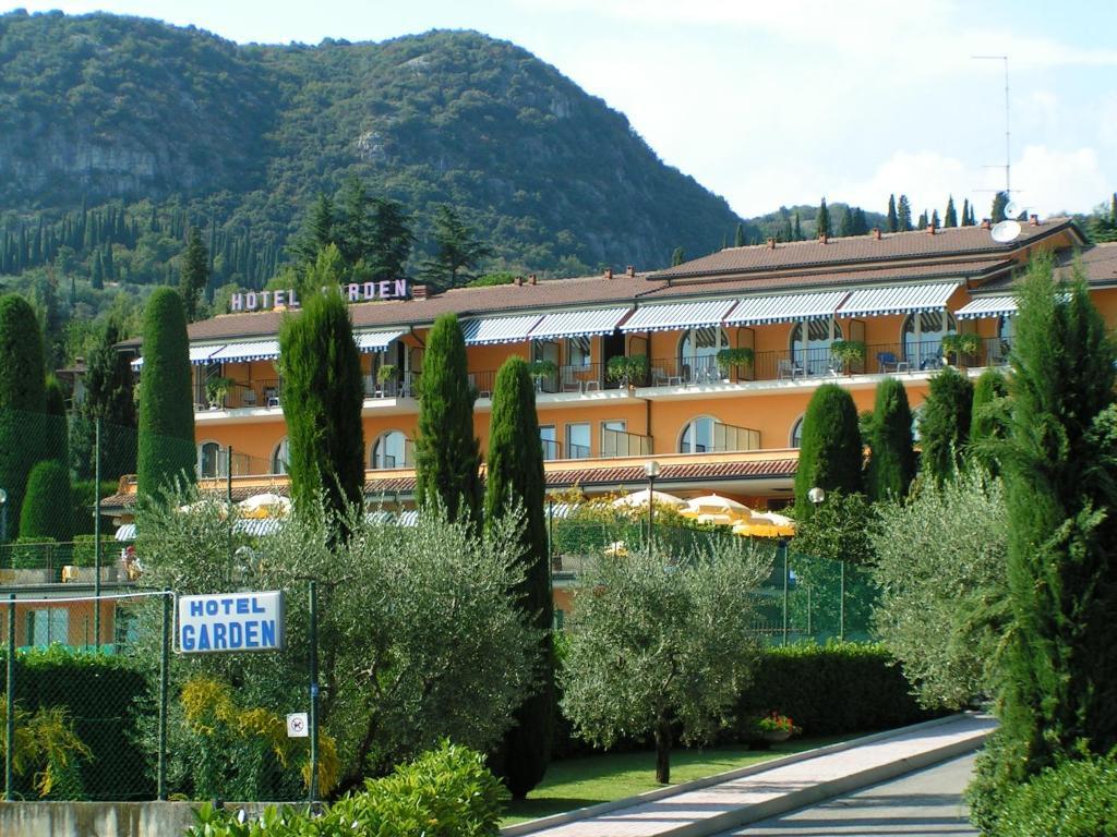 Hotel Garden Bagian luar foto