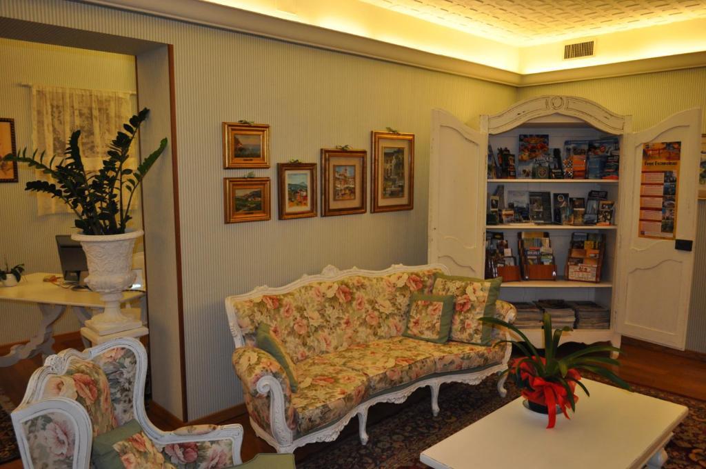 Hotel Garden Bagian luar foto